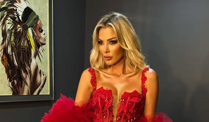 Petek Dinçöz, Yeni Gazino'da sahnesiyle büyüledi 3 Petek Dinçöz, Yeni Gazino’da sahnesiyle büyüledi