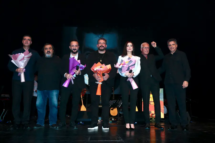 'Ahmet Abi’min Şarkıları' AKM’de duygu yüklü bir geceye dönüştü 4 ahmetabinin 'Ahmet Abi’min Şarkıları' AKM’de duygu yüklü bir geceye dönüştü