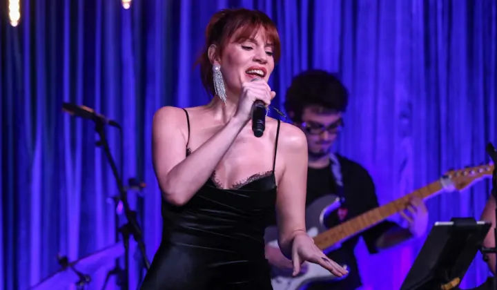 Ayça Varlıer sahnede adeta kasırga estirdi 2 Ayça Varlıer sahnede adeta kasırga estirdi