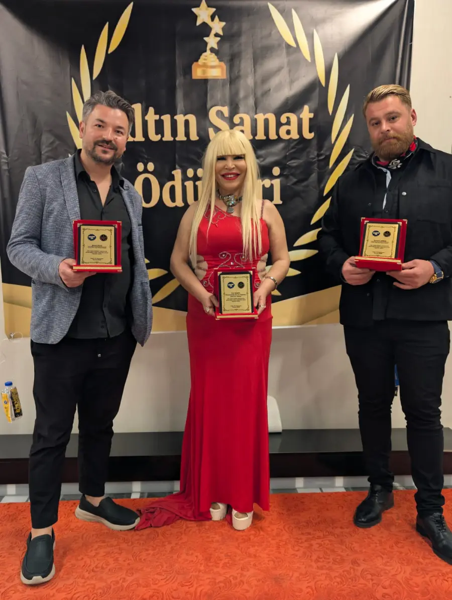 Dj Eva Başak, Altın Sanat Ödülleri törenine damgasını vurdu 6 eva odul1 Dj Eva Başak, Altın Sanat Ödülleri törenine damgasını vurdu