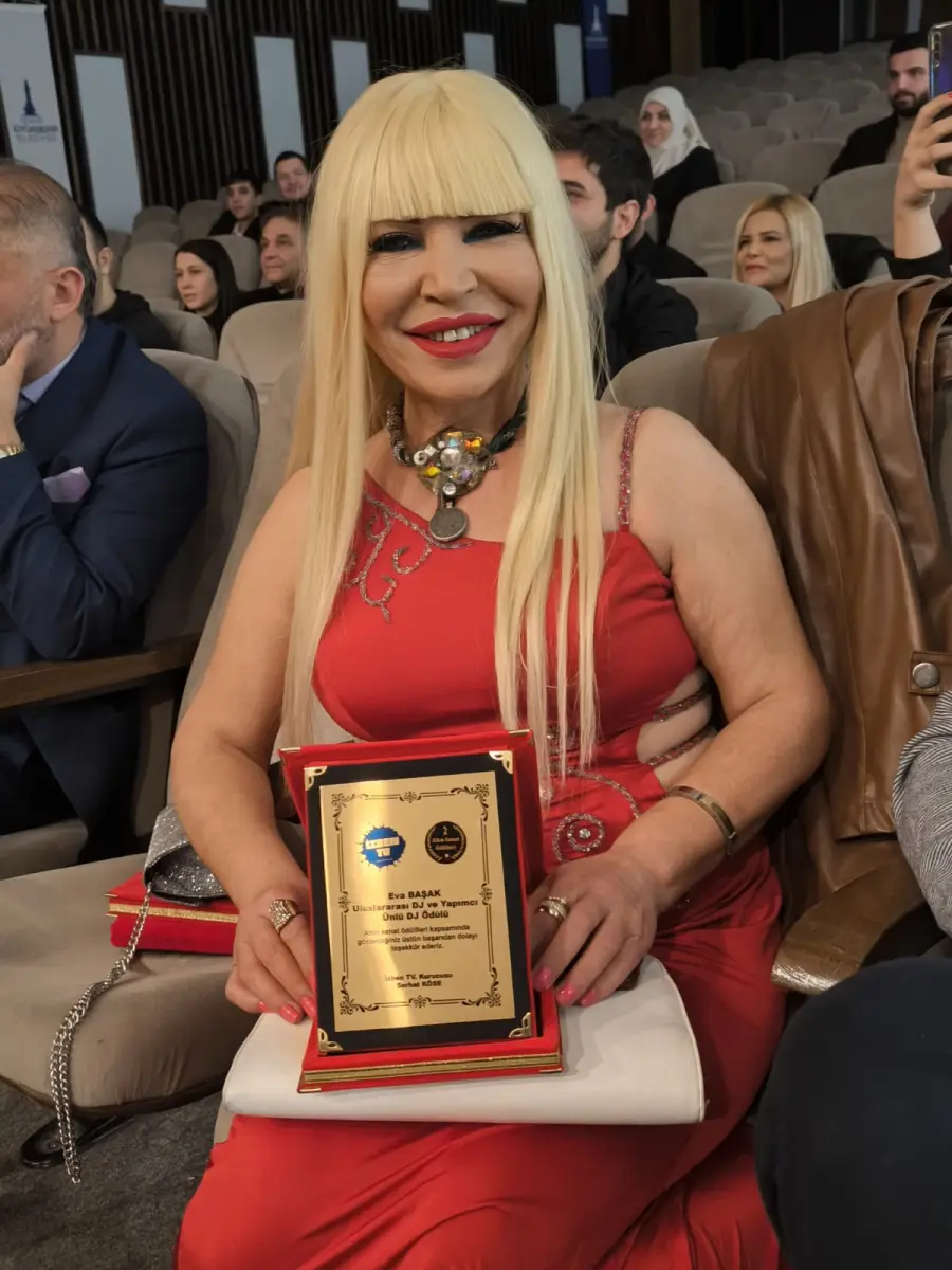 Dj Eva Başak, Altın Sanat Ödülleri törenine damgasını vurdu 5 eva odul2 Dj Eva Başak, Altın Sanat Ödülleri törenine damgasını vurdu