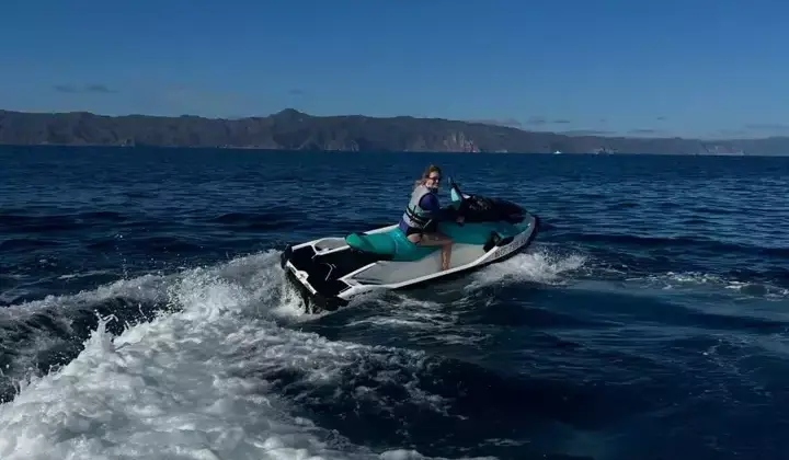 Yasemin Kay Allen'dan okyanusta jet ski şov 2 Yasemin Kay Allen’dan okyanusta jet ski şov