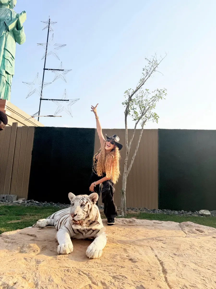 Pınar Kerimoğlu, Dubai'de aslan gezdirdi 6 pinar kaplan Pınar Kerimoğlu, Dubai'de aslan gezdirdi