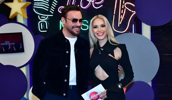 Sinan Akçıl'dan Zeynep Bozkaya'ya sürpriz şarkı 1 Sinan Akçıl’dan Zeynep Bozkaya’ya sürpriz şarkı
