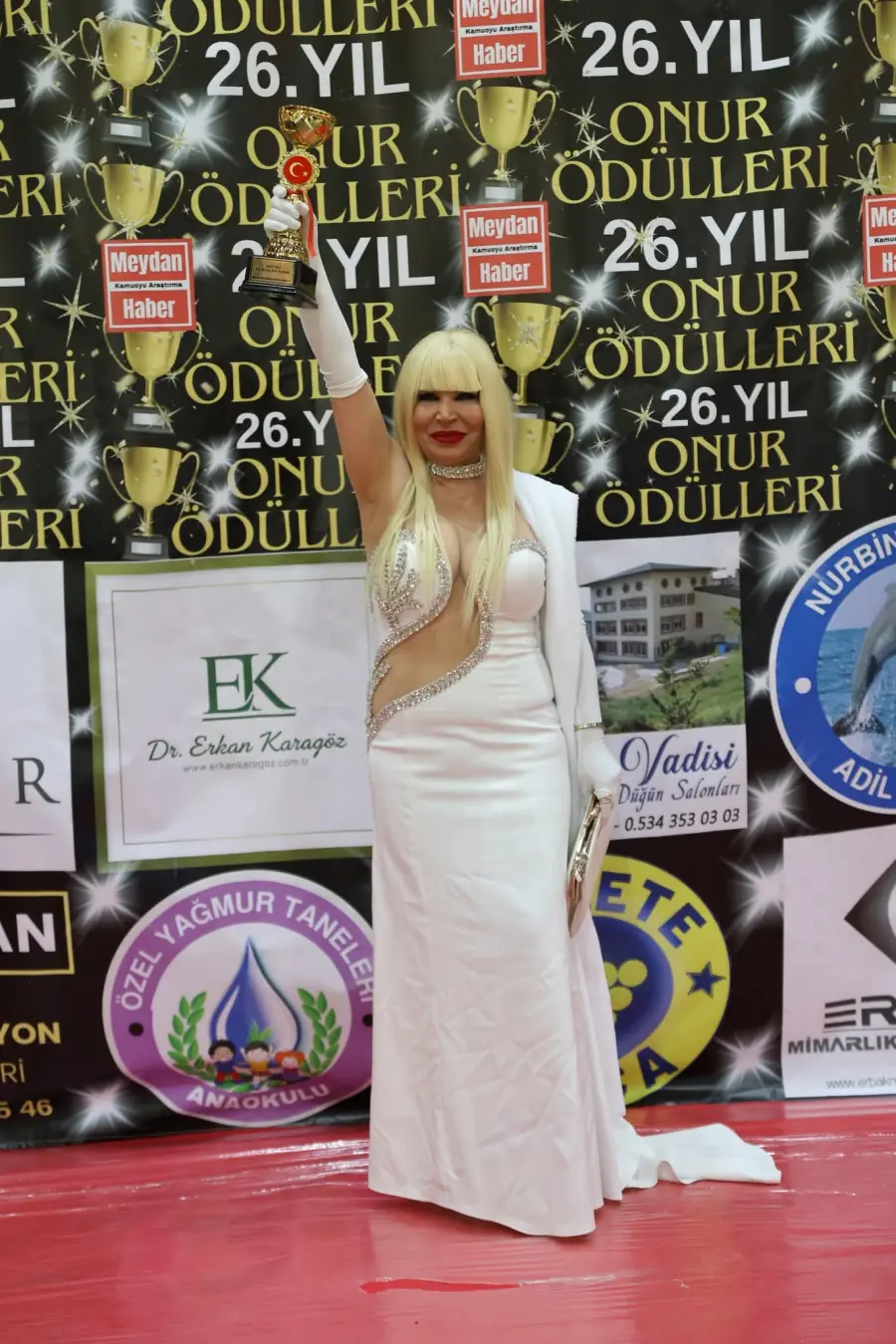 DJ Eva Başak katıldığı ödül törenine damga vurdu 5 eva10 DJ Eva Başak katıldığı ödül törenine damga vurdu