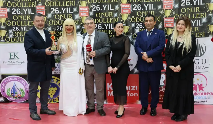 DJ Eva Başak katıldığı ödül törenine damga vurdu 4 DJ Eva Başak katıldığı ödül törenine damga vurdu