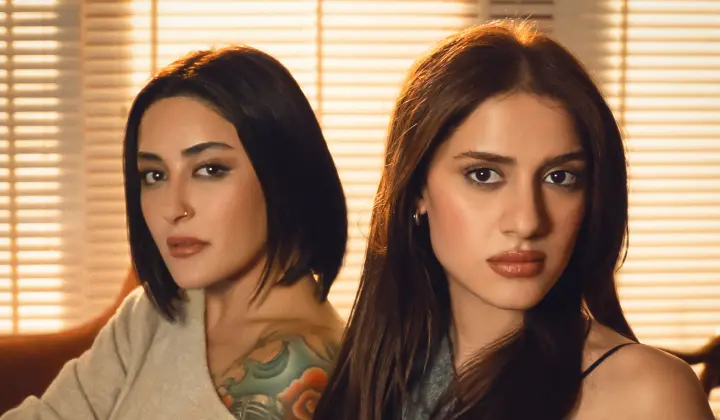 Melek Mosso ve Cemre’den 'Kendisi Çıktı Bu Yoldan' 1 Melek Mosso ve Cemre’den ‘Kendisi Çıktı Bu Yoldan’