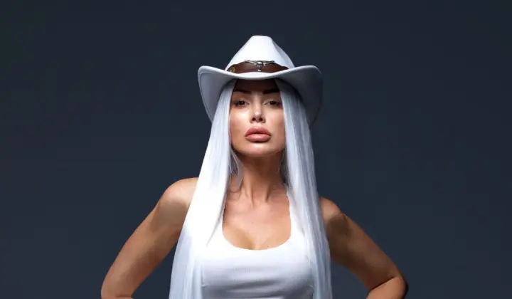 Petek Dinçöz’den yeni imaj: No makeup, full etki