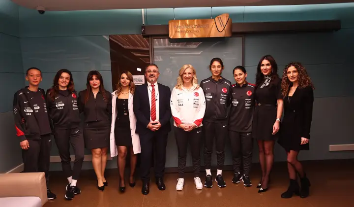 Kadın A Milli Futbol Takımı'ndan kanser farkındalığına anlamlı ziyaret 3 Kadın A Milli Futbol Takımı’ndan kanser farkındalığına anlamlı ziyaret