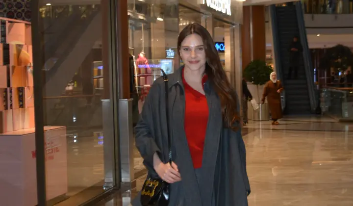 Alina Boz’un tek başına alışveriş keyfi