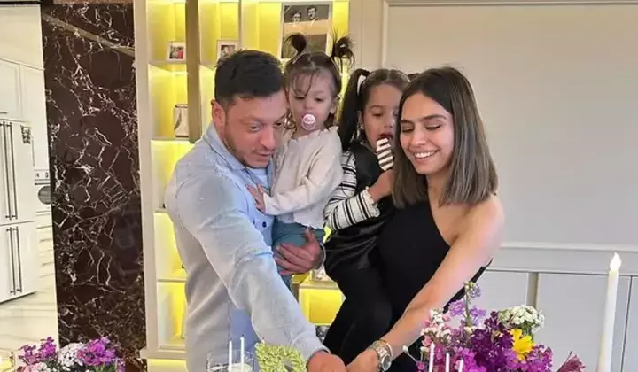 Amine Gülşe ve Mesut Özil'in 3. bebekleri doğdu 2 Amine Gülşe ve Mesut Özil’in 3. bebekleri doğdu