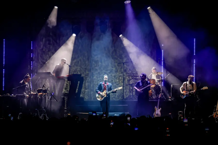Adamlar'ın yeni dönem ilk konserleri Zorlu'da rekor katılımla gerçekleşti 3 adamlar1 Adamlar'ın yeni dönem ilk konserleri Zorlu'da rekor katılımla gerçekleşti