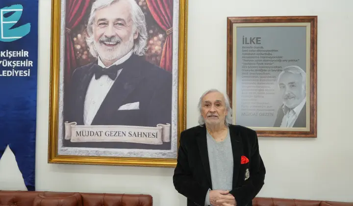 Müjdat Gezen isminin verildiği sahneyi ziyaret etti 1 Müjdat Gezen isminin verildiği sahneyi ziyaret etti