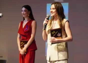 İlk tiyatro oyunuyla ilk ödülünü kazandı