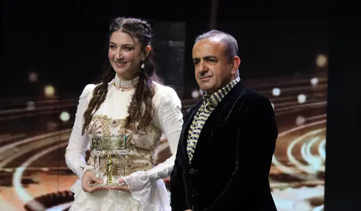 17. Quality Ödülleri’nde ‘En Quality Kadın Oyuncu' ödülü Ceren Benderlioğlu'nun oldu 2 17. Quality Ödülleri’nde ‘En Quality Kadın Oyuncu’ ödülü Ceren Benderlioğlu’nun oldu