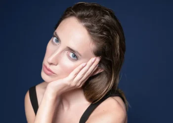 Ceren Gündoğdu akustik performansıyla Komunite’de
