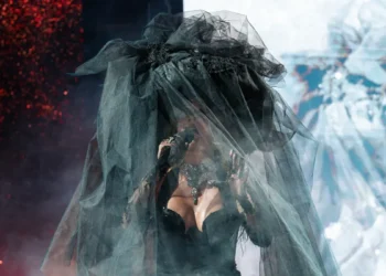 Hande Yener, Sezen şarkılarıyla İzmirlileri coşturdu