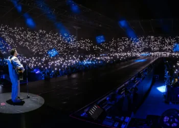 Kenan Doğulu’dan İzmir’de unutulmaz sahne şovu