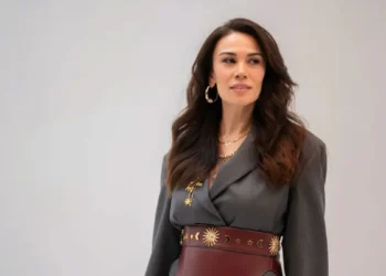 ‘Kenar Süsü’, Sinem Yalçınkaya yorumu ile yeniden hayat buluyor