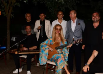 Gitarist Tuğba Özay’dan şarkılar