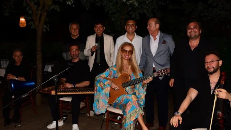 Gitarist Tuğba Özay’dan şarkılar