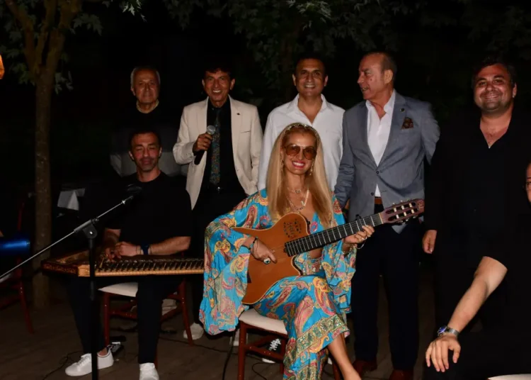 Gitarist Tuğba Özay’dan şarkılar