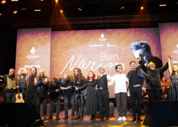 ‘Ben Nazım’ ile Nazım Hikmet’in şiirleri Harbiye’de binlerce kişiye seslendi
