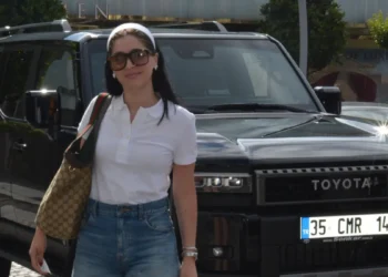 Cemre Baysel milyonluk aracıyla poz verdi
