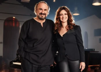Anjelika Akbar ve Hakan Aysev’i buluşturan türkü