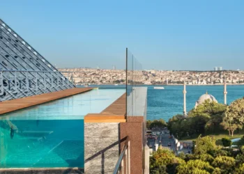 The Roof sonsuzluk havuzu ile şehirden kaçış