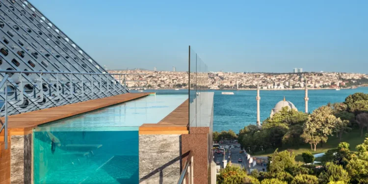 The Roof sonsuzluk havuzu ile şehirden kaçış