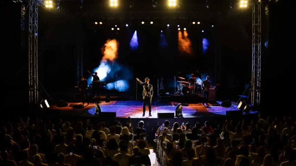 Teoman, İzmir'de binlerce hayranıyla buluştu 1 teoman Teoman, İzmir'de binlerce hayranıyla buluştu