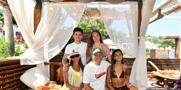 Yeşim-Tolga Bal çiftinin Bodrum’da ailecek tatil keyfi