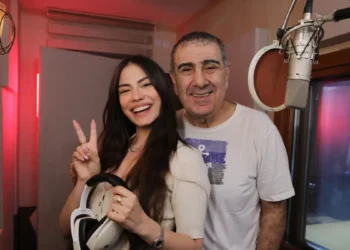 Beyazperdenin yıldızları Eda-Metin Özülkü için mikrofon başında