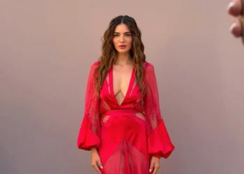 Melisa Aslı Pamuk kırmızı elbisesiyle ışık saçtı