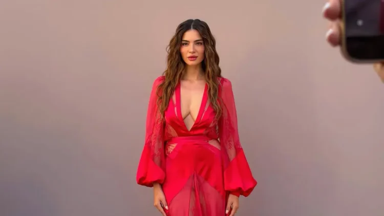 Melisa Aslı Pamuk kırmızı elbisesiyle ışık saçtı
