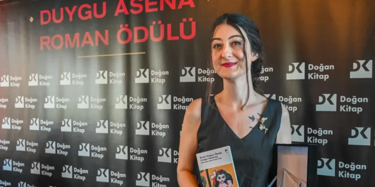 Duygu Asena Roman Ödülü Nazlı Doğan Özsöz’ün oldu