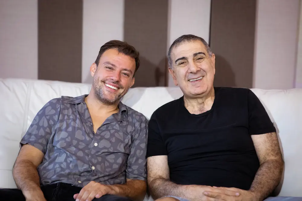 Beyazperdenin yıldızları Eda-Metin Özülkü için mikrofon başında 1 salih bademci Beyazperdenin yıldızları Eda-Metin Özülkü için mikrofon başında