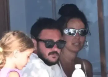 Pelin Akil ve Anıl Altan kızlarıyla Marmaris’te tatilde