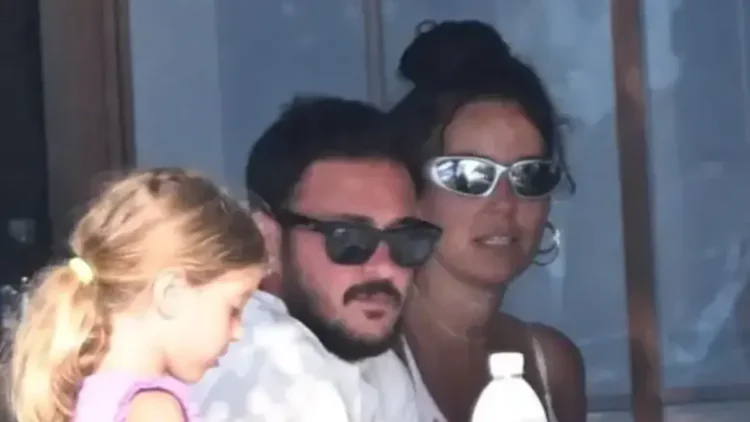 Pelin Akil ve Anıl Altan kızlarıyla Marmaris’te tatilde