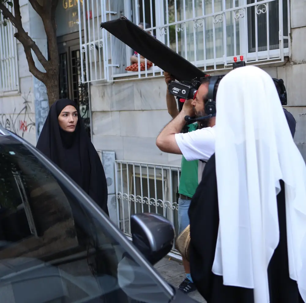 En Mutlu Gunumde 03 Aybuke Pusat 01 Kamera Arkasi Credit Evrim Fuat Celebi 'En Mutlu Günümde'nin çekimleri tamamlandı