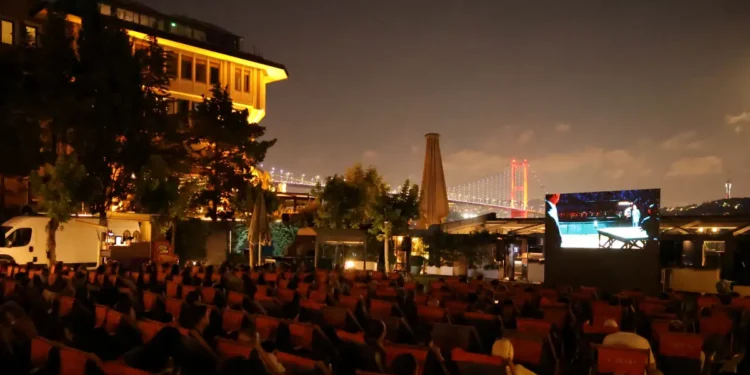 Kült filmler Boğaz'ın kıyısında yıldızların altında izleyiciyle buluşuyor 13 Kült filmler Boğaz’ın kıyısında yıldızların altında izleyiciyle buluşuyor