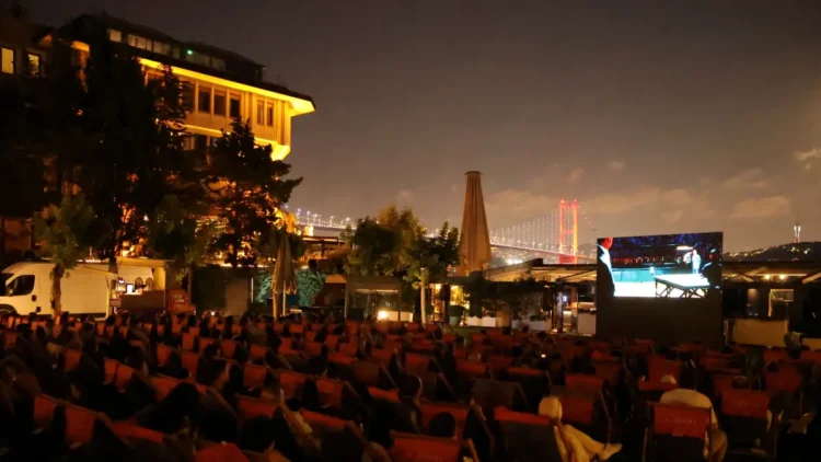 Kült filmler Boğaz'ın kıyısında yıldızların altında izleyiciyle buluşuyor 1 Kült filmler Boğaz’ın kıyısında yıldızların altında izleyiciyle buluşuyor