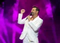 Gökhan Tepe Ayvalık’ta sahne aldı: “Sen olmasan bu günleri göremezdim”