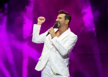 Gökhan Tepe Ayvalık’ta sahne aldı: “Sen olmasan bu günleri göremezdim”
