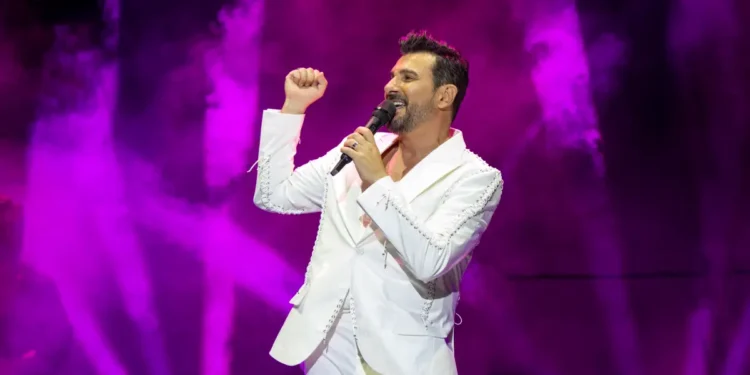 Gökhan Tepe Ayvalık’ta sahne aldı: “Sen olmasan bu günleri göremezdim” 6 Gökhan Tepe Ayvalık’ta sahne aldı: “Sen olmasan bu günleri göremezdim”
