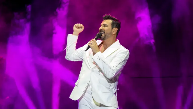 Gökhan Tepe Ayvalık’ta sahne aldı: “Sen olmasan bu günleri göremezdim” 2 Gökhan Tepe Ayvalık’ta sahne aldı: “Sen olmasan bu günleri göremezdim”