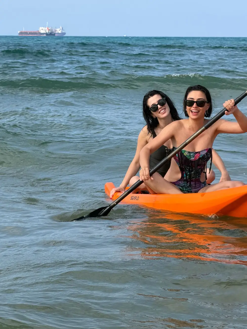 KANO 135234121 Yaprak Medine ve Hande Hancı’nın Bodrum keyfi