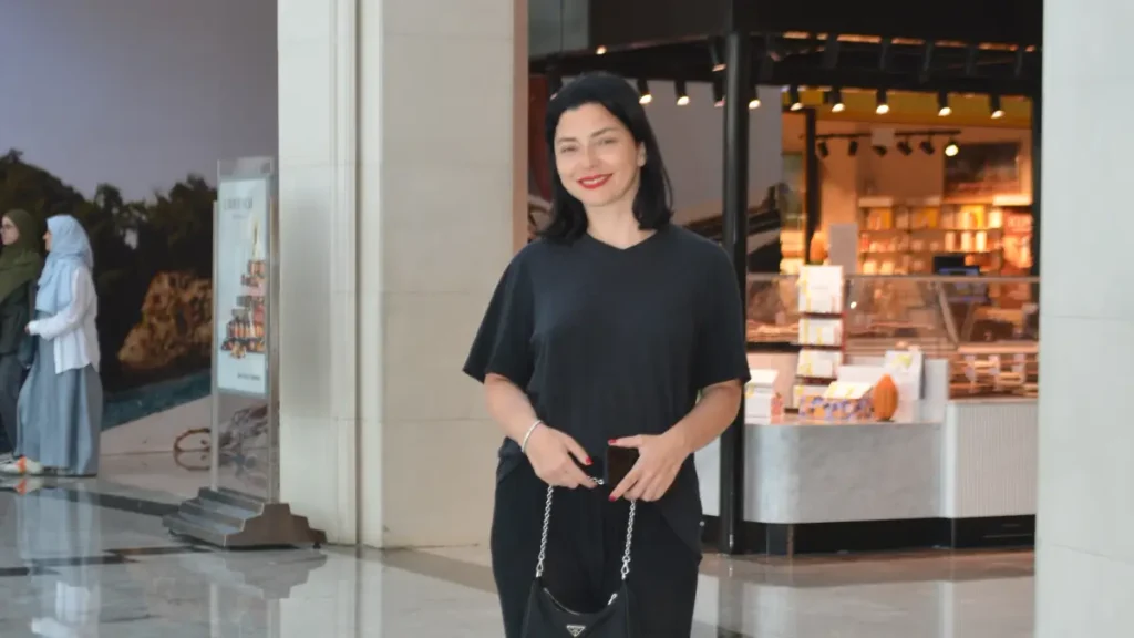 Merve Boluğur’dan siyah şıklığı 1 MERE BOLUGUR Merve Boluğur’dan siyah şıklığı