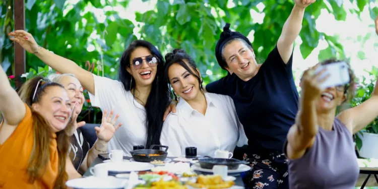 Asena, dostlarıyla klip çekti 2 Asena, dostlarıyla klip çekti